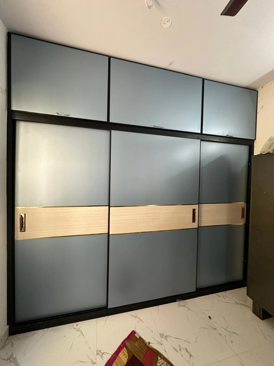 3 Track Window with Mesh